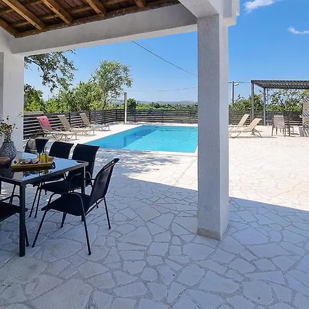 4 Bedroom Lovely In Gornje Miranje