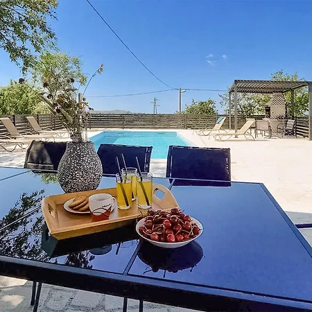 4 Bedroom Lovely In Gornje 펜션 *