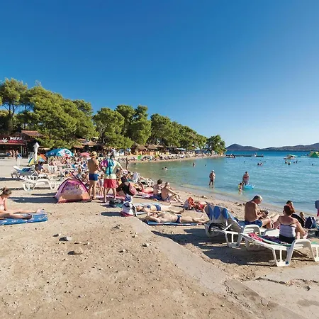 4 Bedroom Lovely In Gornje Prázdninový dům