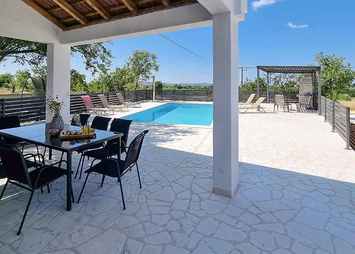 4 Bedroom Lovely In Gornje Miranje