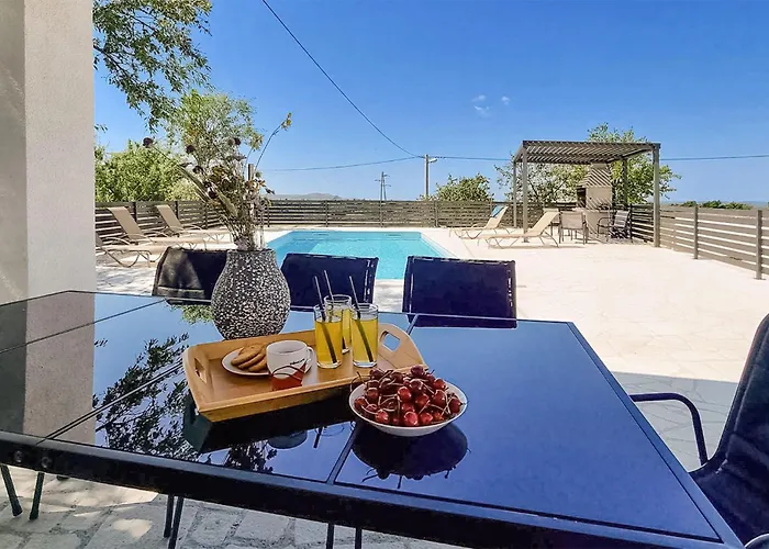 4 Bedroom Lovely In Gornje 펜션 *