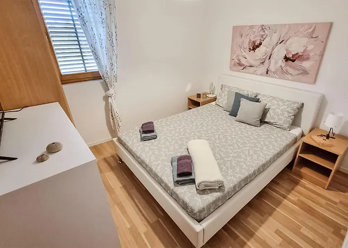 4 Bedroom Lovely In Gornje * Miranje